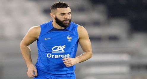 خرج مجبرًا فرفض العودة طواعية.. ماذا حدث بين بنزيما وديشامب خلال 30 يومًا؟